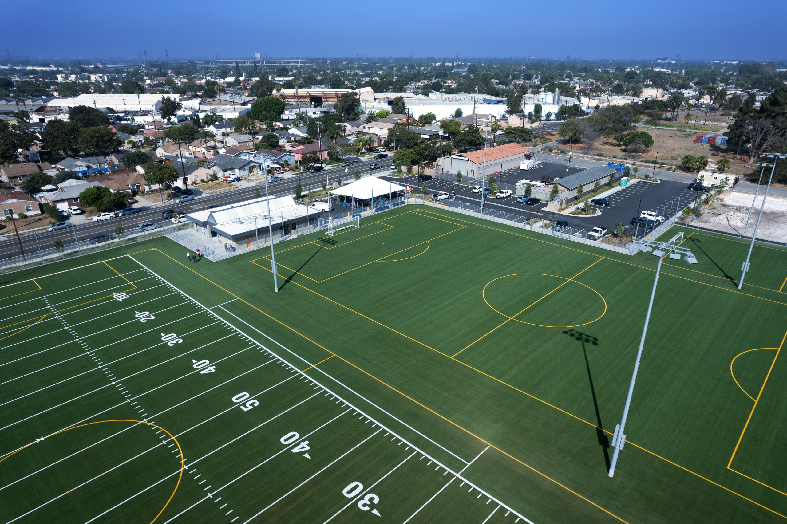El supervisor Hahn y el alcalde de Downey, Pacheco, inauguran un nuevo complejo deportivo de 5 acres en Downey