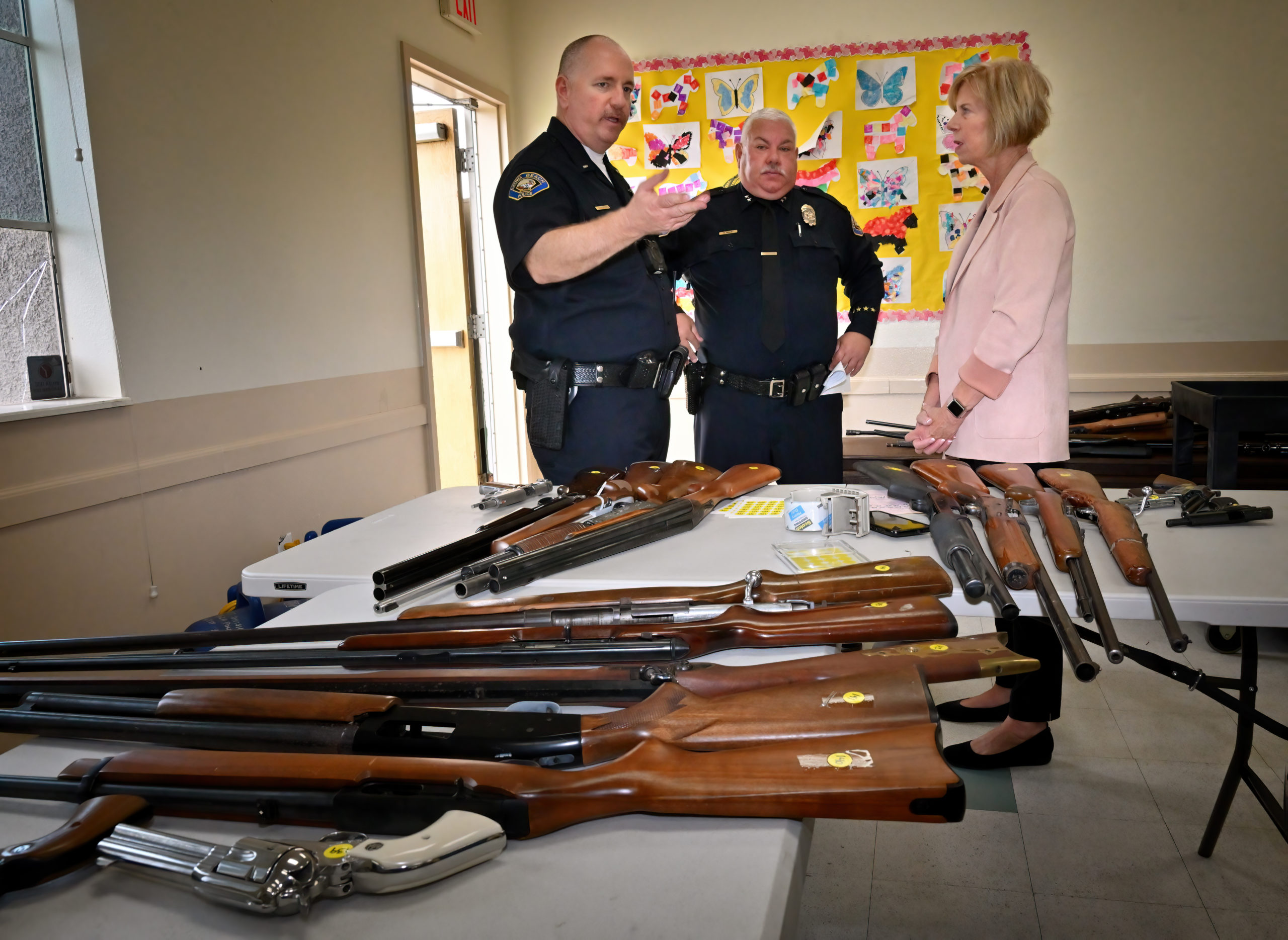 252 armas de fuego recolectadas en la recompra de armas con el supervisor Hahn y LBPD